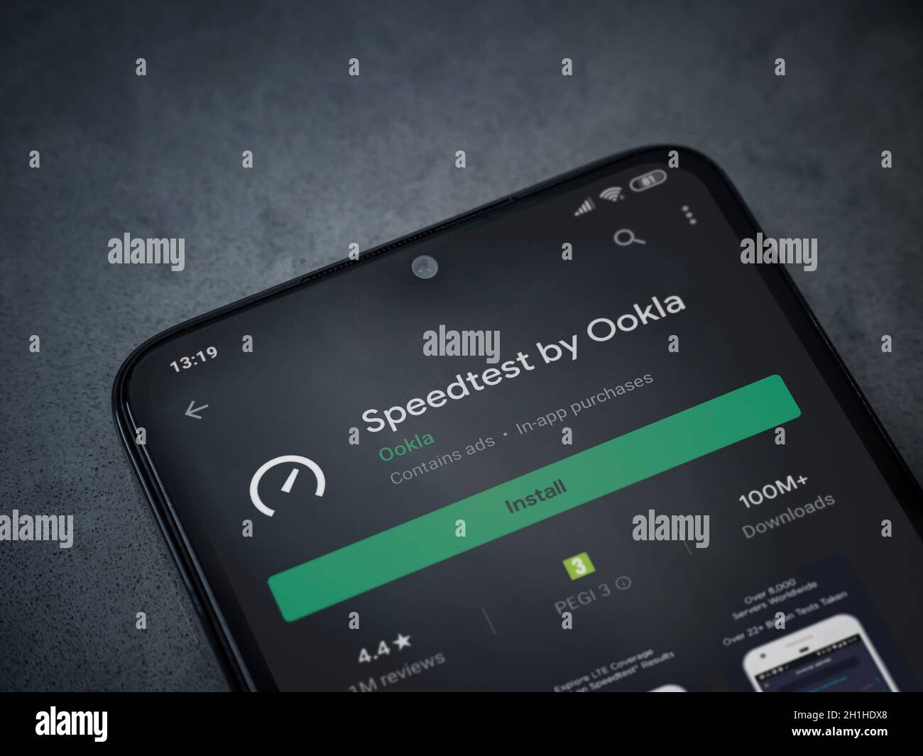 LOD, Israël - 8 juillet 2020 : page de la boutique de jeux de l'application Speedtest sur l'écran d'un smartphone mobile noir sur fond de marbre foncé. Vue de dessus plat l Banque D'Images