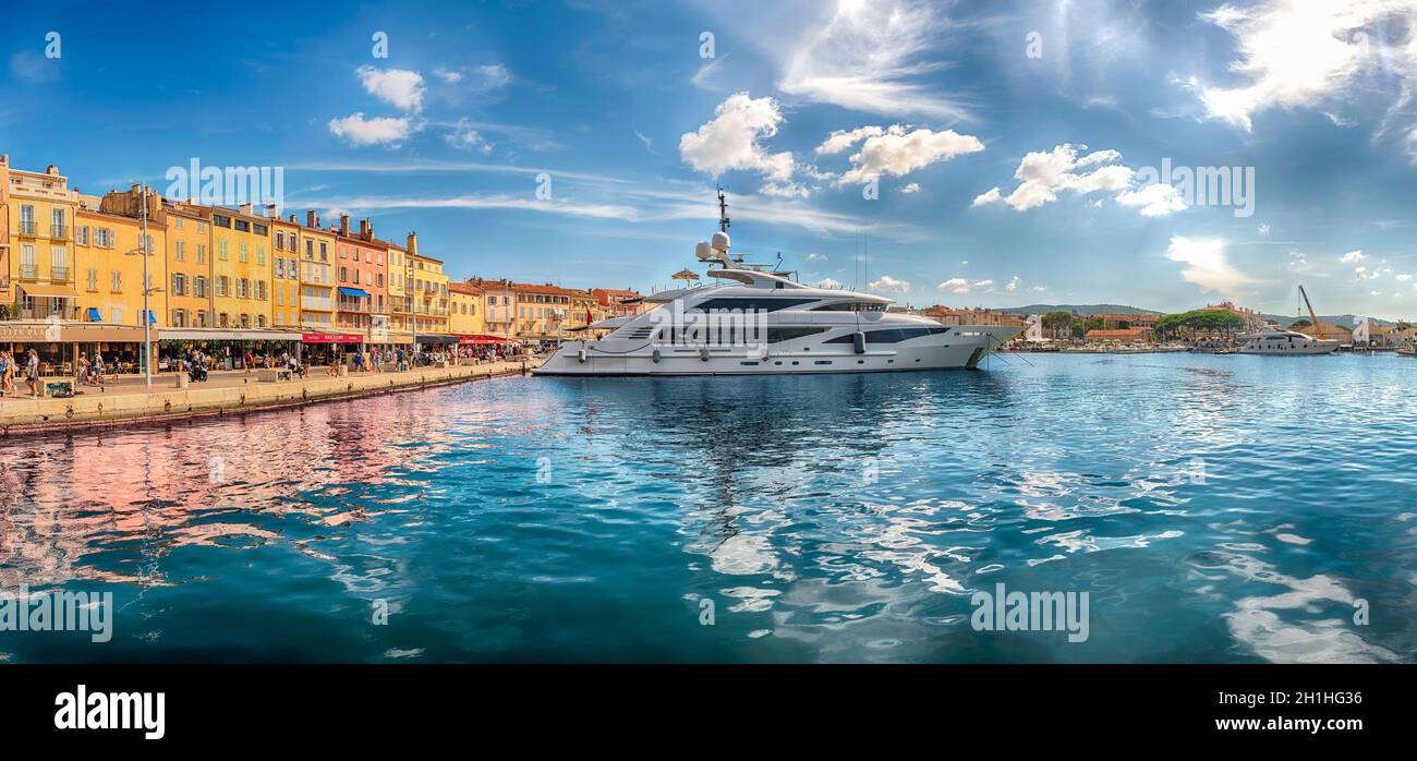 SAINT-TROPEZ, FRANCE - AOÛT 16 : vue sur le vieux port avec les yachts de luxe de Saint-Tropez, Côte d'Azur, France. La ville est une ville renommée mondiale de resor Banque D'Images