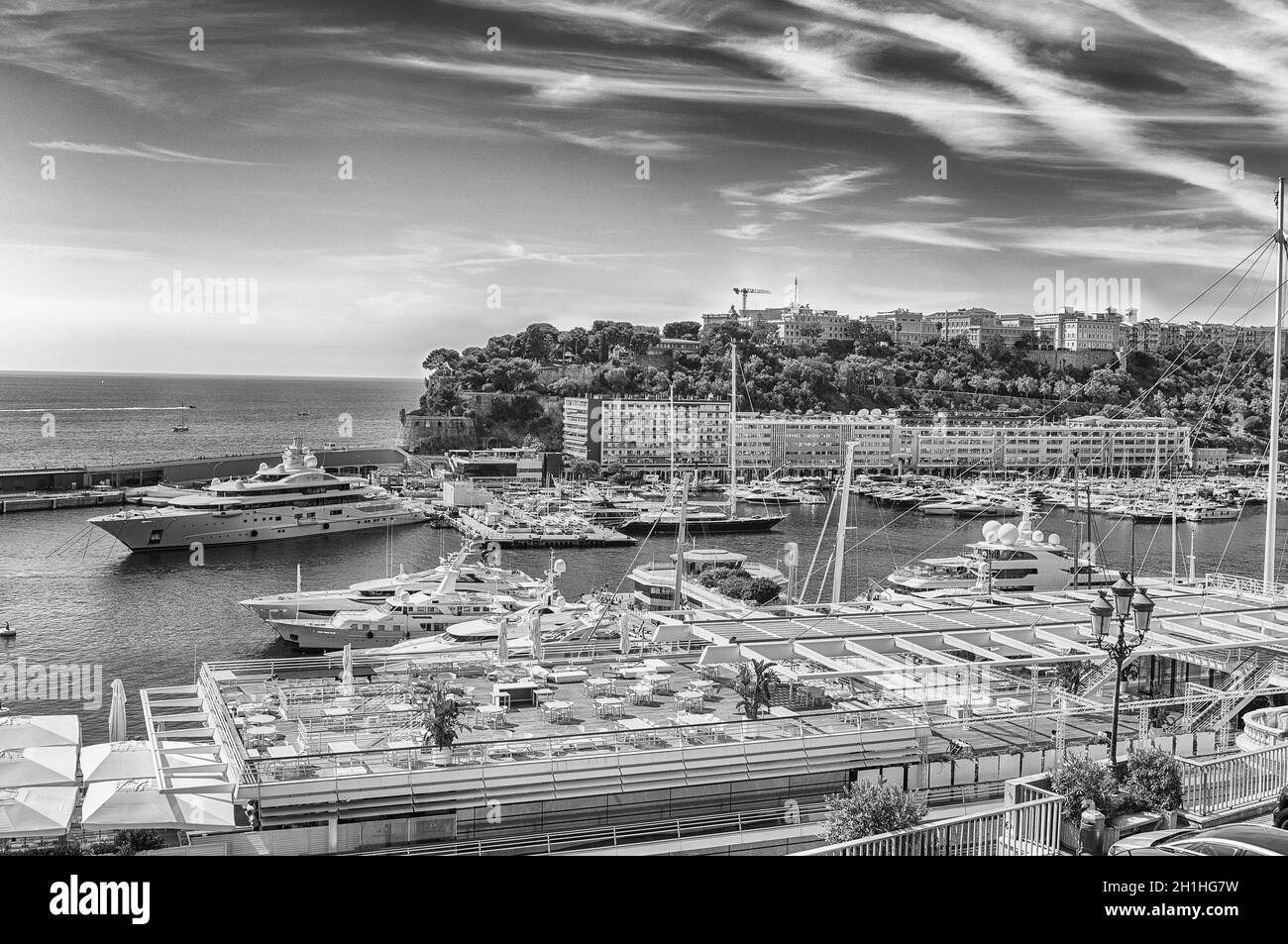 Vue sur les yachts de luxe et les appartements de Port Hercules dans le quartier de la Condamine, le centre-ville et le port de Monte Carlo, la Côte d'Azur, la Principauté de Banque D'Images