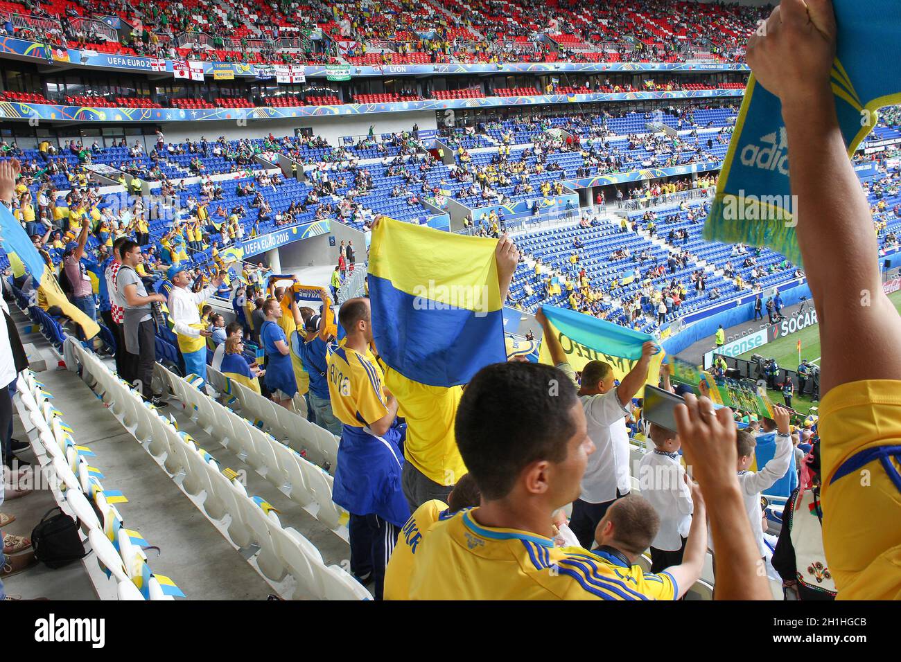 Lyon, France - 16 juin 2016 : les fans ukrainiens à la cérémonie d'ouverture avant le match EURO 2016 de l'UEFA de l'Ukraine contre l'Irlande du Nord.Stade de Lyon, Lyon, FRA Banque D'Images