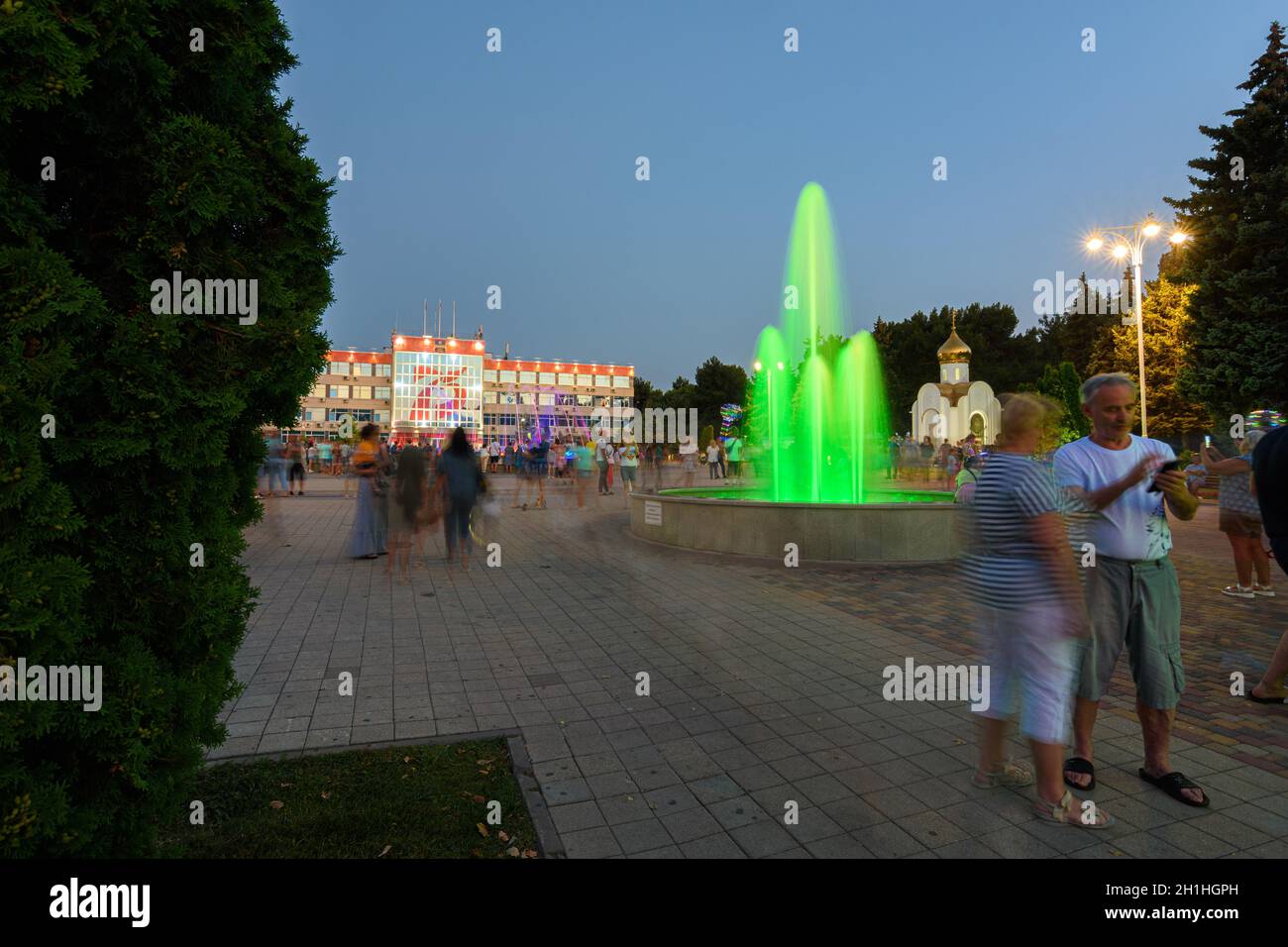 Anapa, Russie - 17 juillet 2020 : place soviétique remplie de touristes à Anapa, belles fontaines en face de l'administration de la ville de la station Anapa Banque D'Images