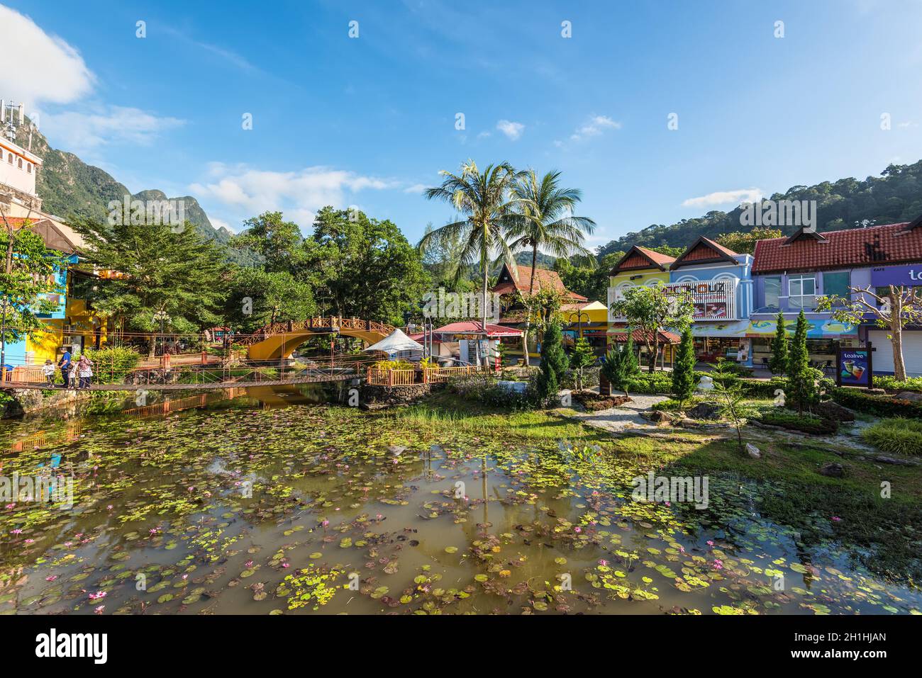 Langkawi, Malaisie - 30 novembre 2019 : les ponts piétonniers du village oriental de Teluk Burau permettent d'accéder à l'attraction touristique la plus célèbre de Langkawi Banque D'Images