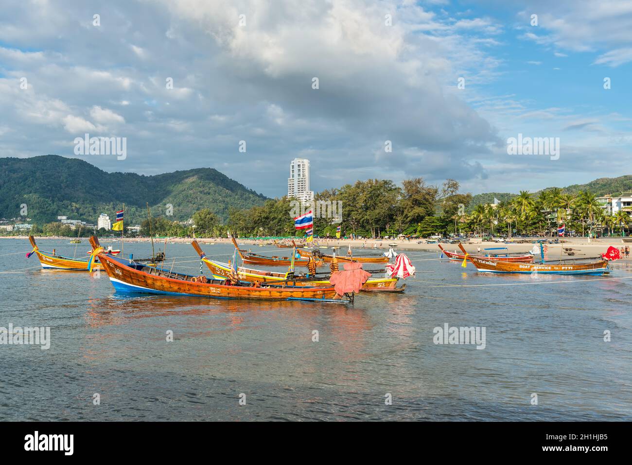 Phuket, Thaïlande - 29 novembre 2019 : bateaux à longue queue traditionnels amarrés à la plage de Patong sur l'île de Phuket, Thaïlande, mer d'Andaman. Banque D'Images