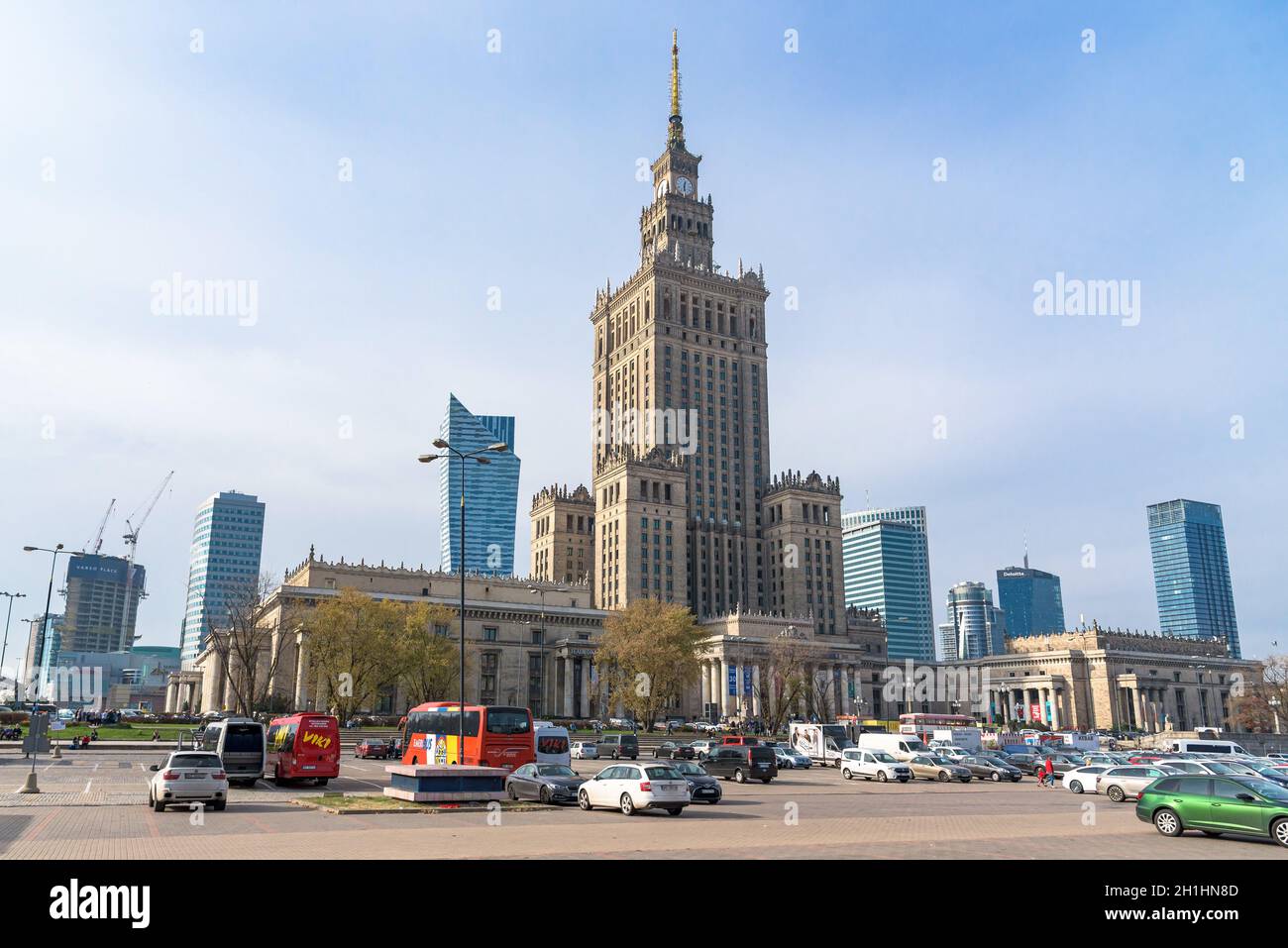 Varsovie, Pologne - 19 octobre 2019 : voitures garées devant le Palais de la Culture et de la Science. Bâtiments modernes en arrière-plan. Banque D'Images