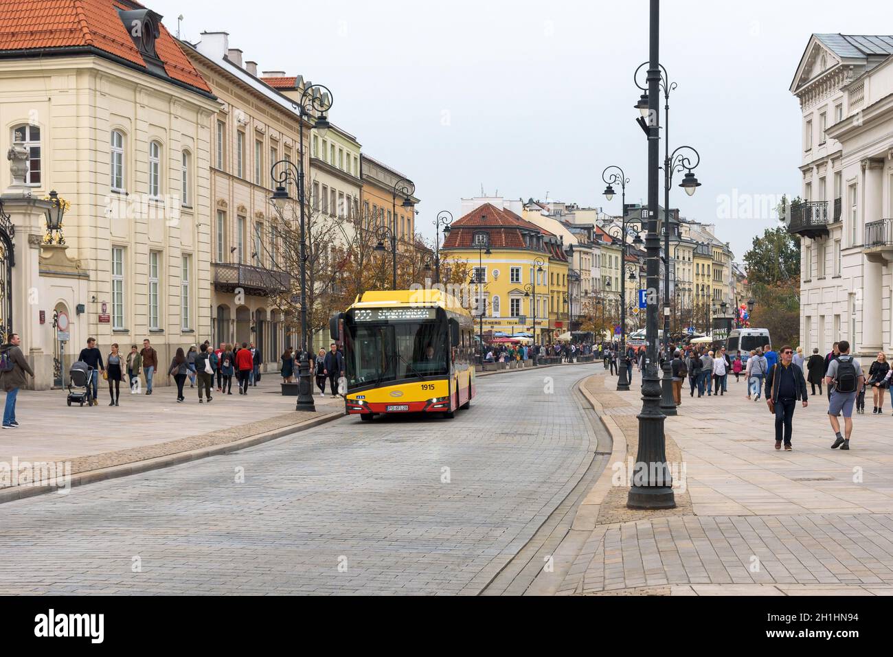 Varsovie, Pologne - 19 octobre 2019 : vue sur la rue Krakowskie Przedmiescie surpeuplée, l'une des rues les plus connues et les plus prestigieuses de la capi de Pologne Banque D'Images