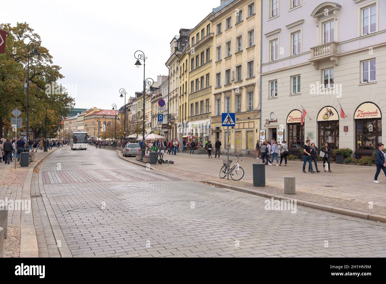 Varsovie, Pologne - 19 octobre 2019 : vue sur la rue Krakowskie Przedmiescie surpeuplée, l'une des rues les plus connues et les plus prestigieuses de la capi de Pologne Banque D'Images