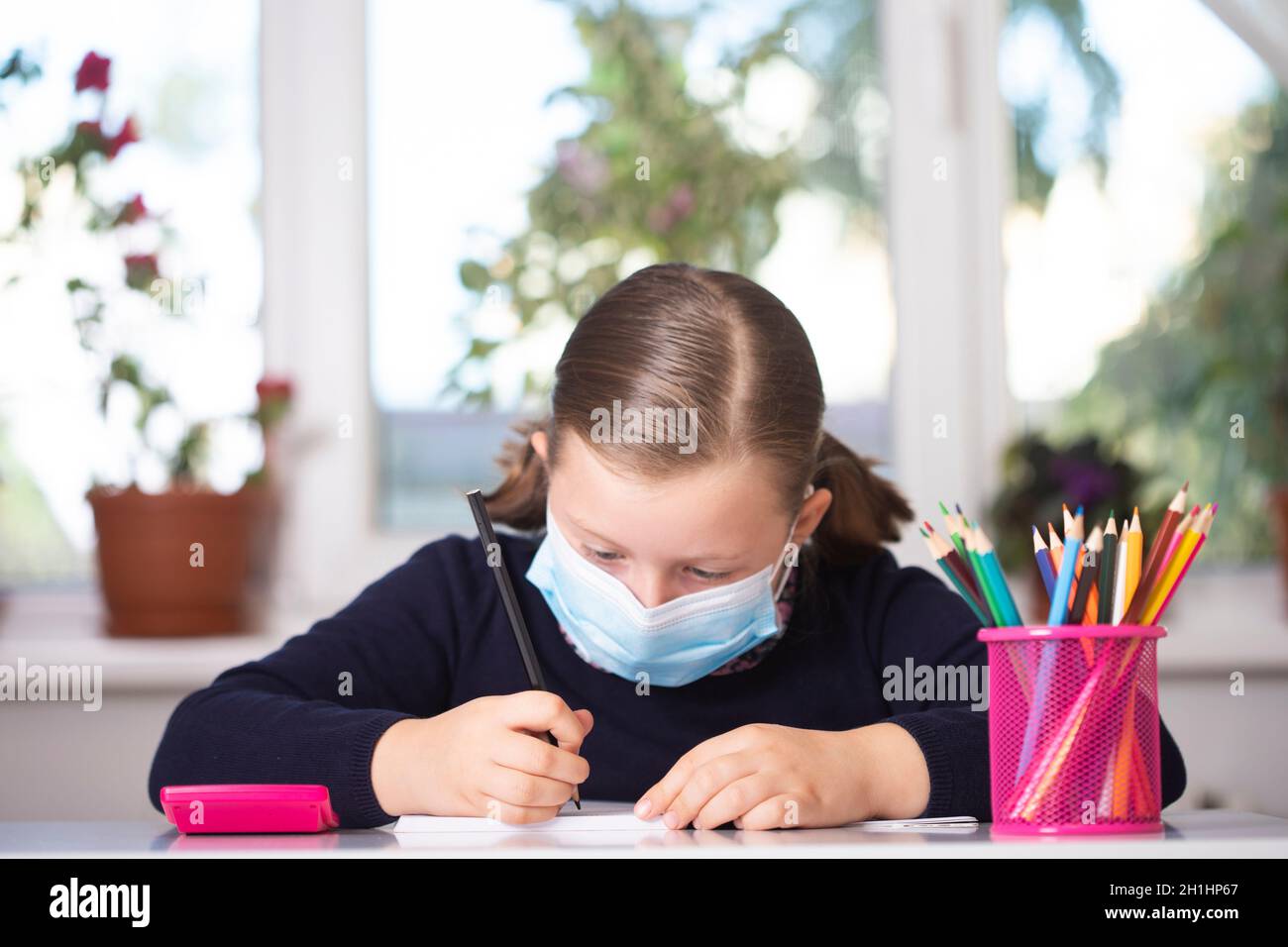 Enfant d'école portant un masque de protection contre le coronavirus à l'école. Mesures visant à prévenir la propagation du COVID-19 dans les écoles pendant le coronavirus pande Banque D'Images