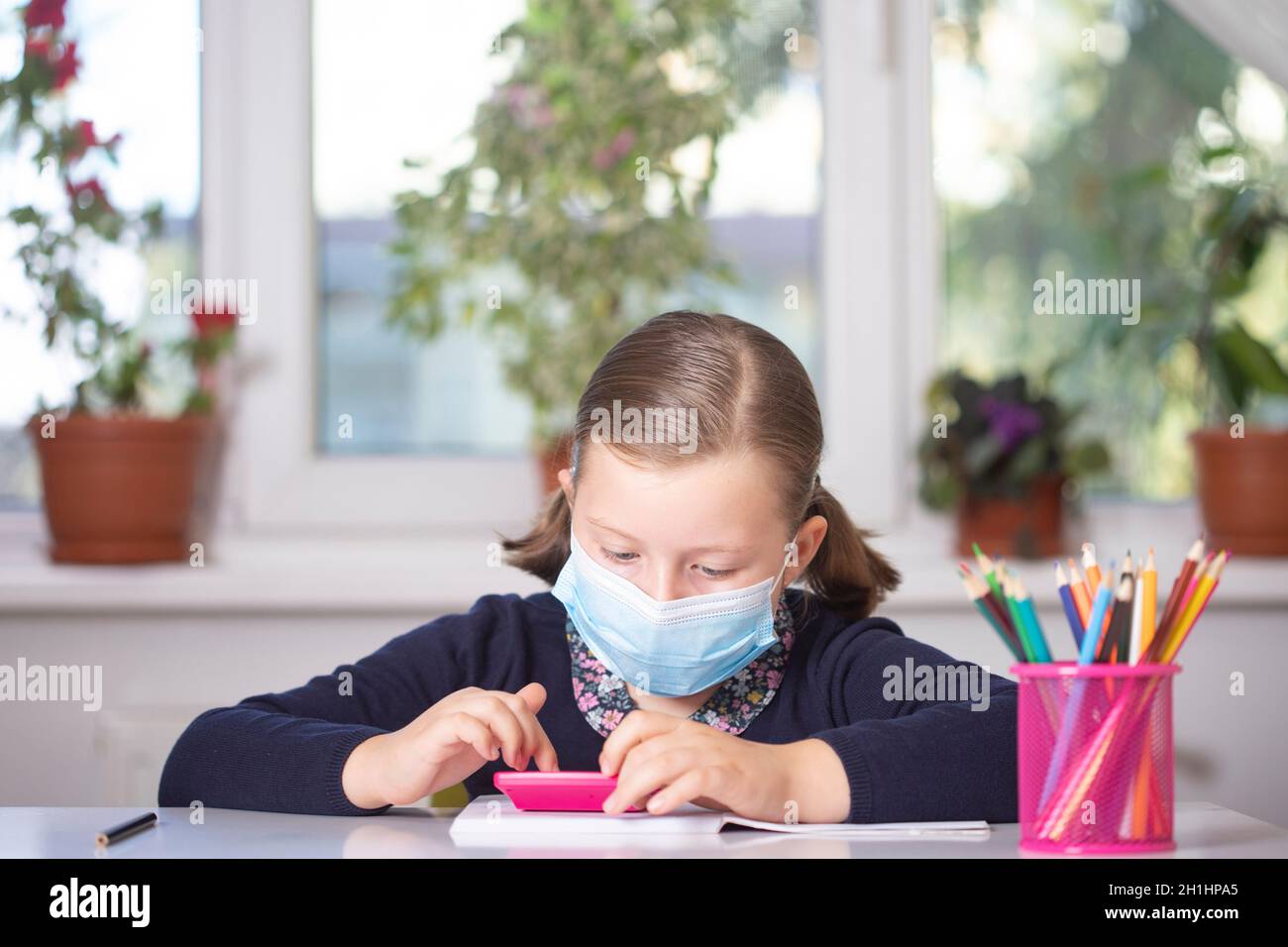 Enfant d'école portant un masque de protection contre le coronavirus à l'école. Mesures visant à prévenir la propagation du COVID-19 dans les écoles pendant le coronavirus pande Banque D'Images