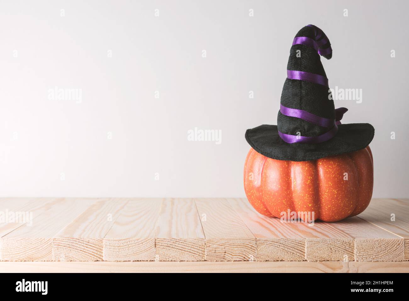 Concept de vacances avec décoration de citrouille d'Halloween et chapeau de  sorcière sur table en bois. Concept créatif Halloween minimal Photo Stock -  Alamy