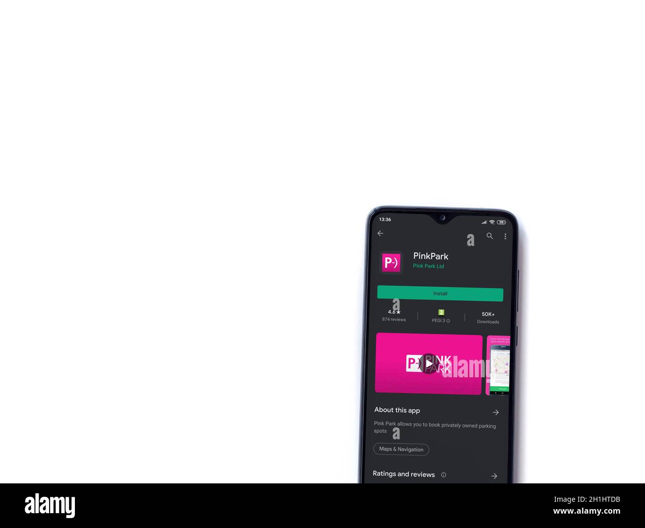 LOD, Israël - 8 juillet 2020 : page de la boutique de jeux de l'application Pink Park sur l'écran d'un smartphone mobile noir isolé sur fond blanc. Plan d'étapage avec vue de dessus Banque D'Images