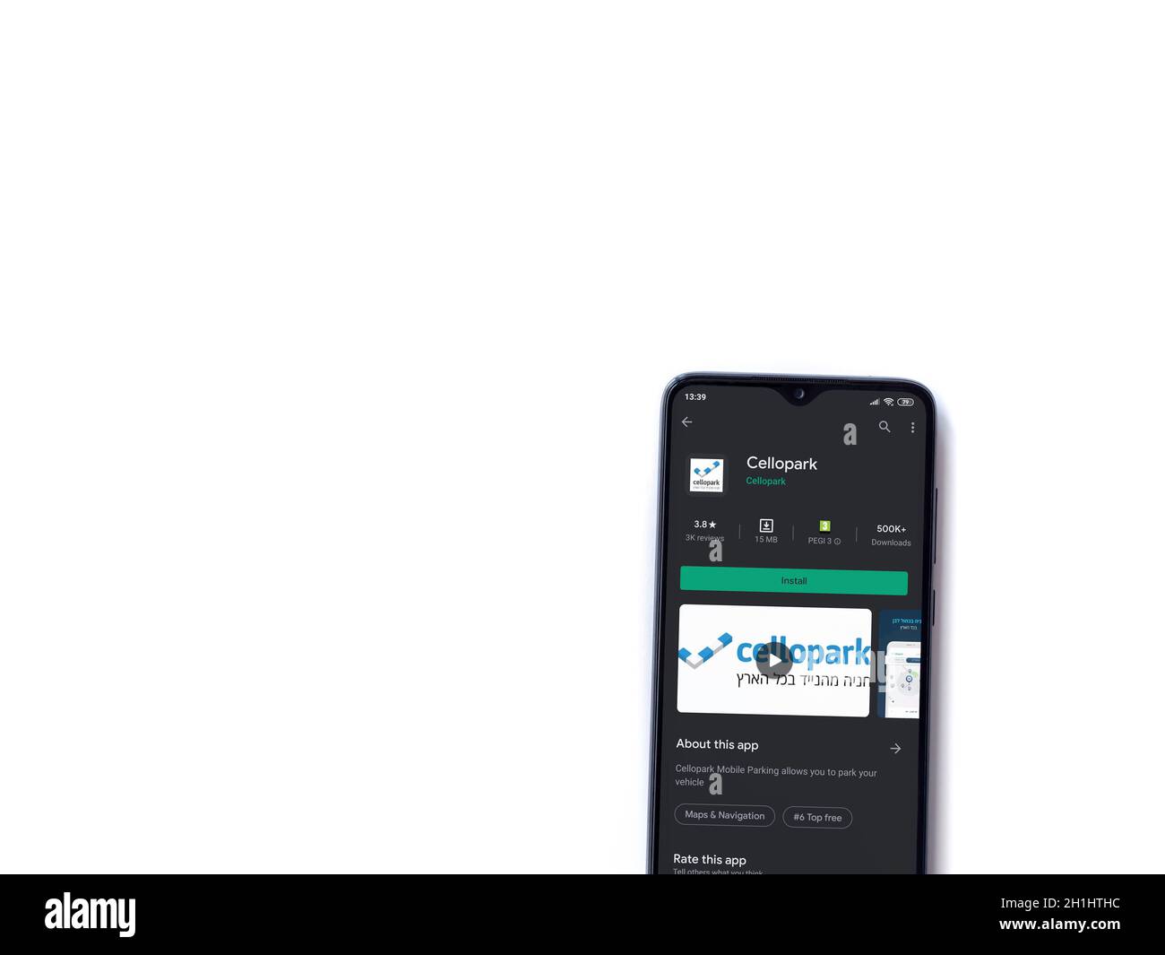LOD, Israël - 8 juillet 2020 : page de l'application Cellopark sur l'écran d'un smartphone mobile noir isolé sur fond blanc. Plan d'étapage avec vue de dessus Banque D'Images