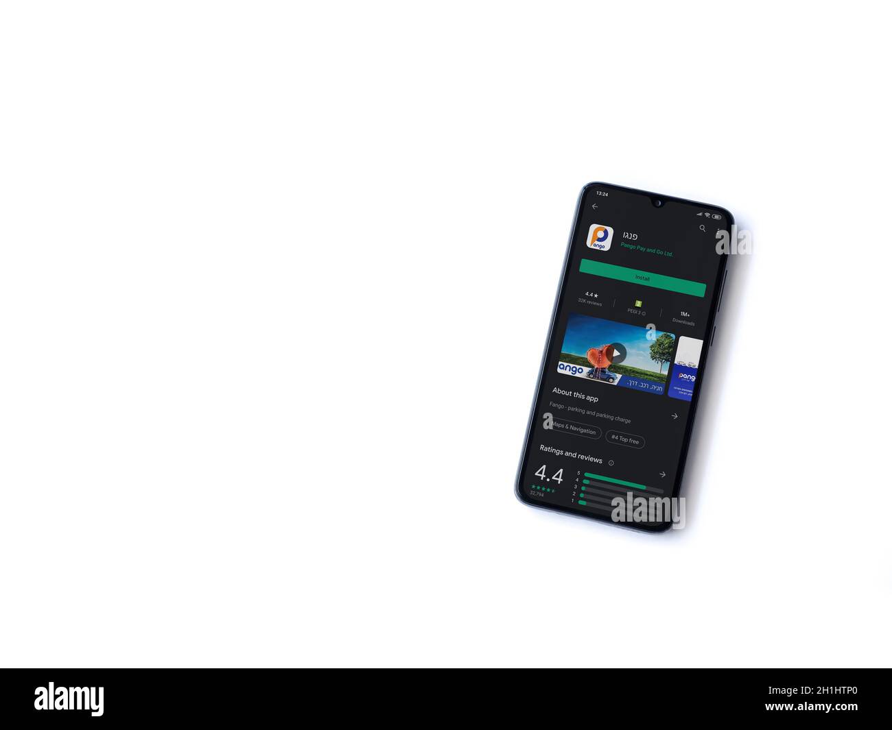 LOD, Israël - 8 juillet 2020 : page de la boutique de jeux d'applications Pango sur l'écran d'un smartphone mobile noir isolé sur fond blanc. Vue de dessus, poser à plat avec Banque D'Images