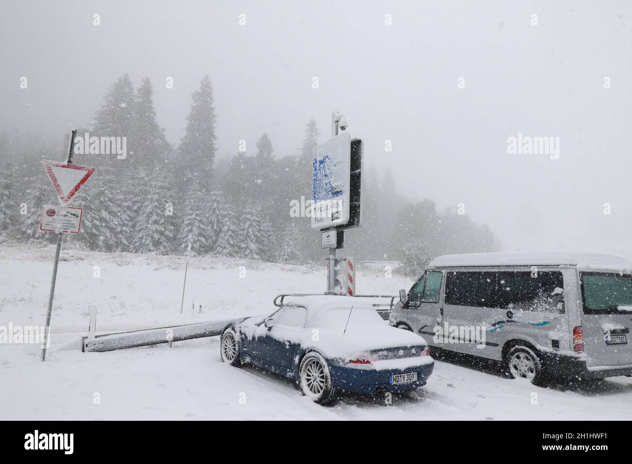 Eingeschneit sind diese Autos auf der Paßhöhe am Feldberg Wintereinbruch im Hochschwarzwald.Nach vor Wochenfrat noch spätsommerlichen Temperaturen Banque D'Images