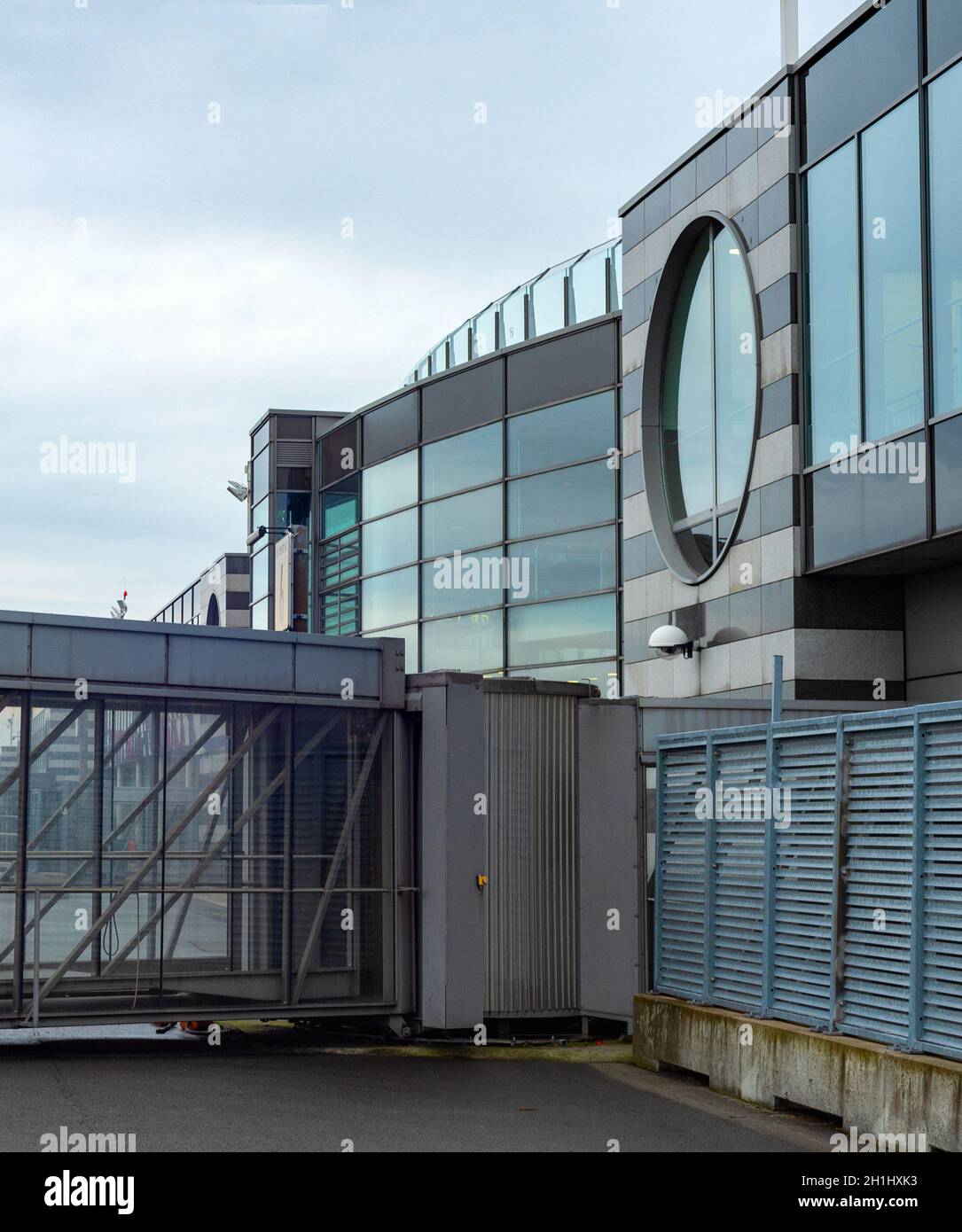 L'embarquement de airpoet verre couloir terminal, les avions en arrière-plan, l'aéroport international de Dortmund, Allemagne Banque D'Images