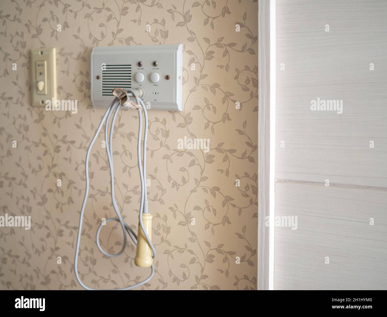 Appel d'urgence dans la chambre du patient à l'hôpital. Banque D'Images