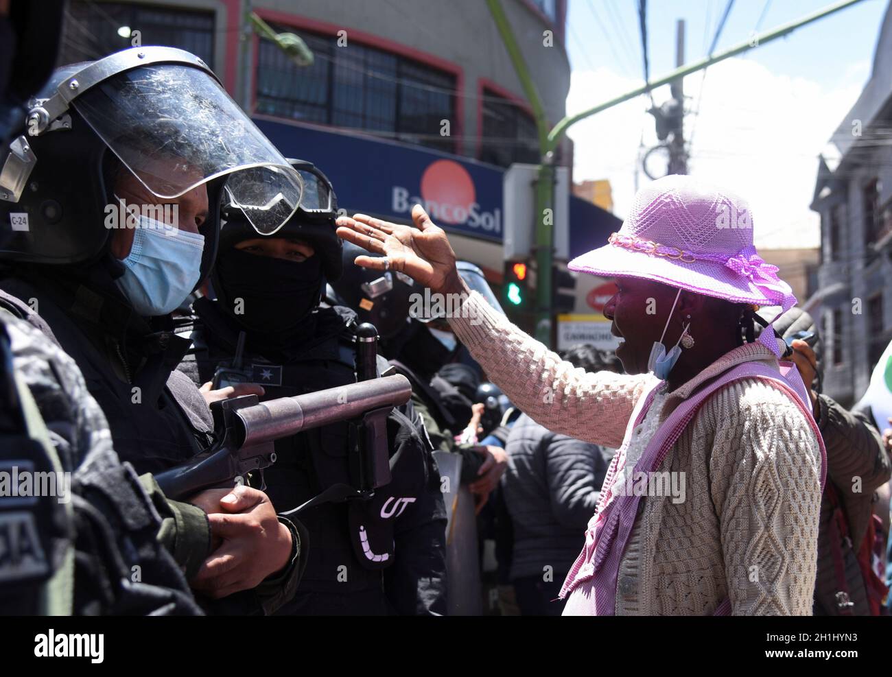 L'agriculteur de Coca Tomasa Medina fait des gestes pour émeute la police lors d'une protestation contre la création d'un nouveau marché de coca et d'un nouveau projet de loi qui donnerait au gouvernement plus de pouvoirs à la Paz, Bolivie, le 18 octobre 2021.REUTERS/Claudia Morales Banque D'Images
