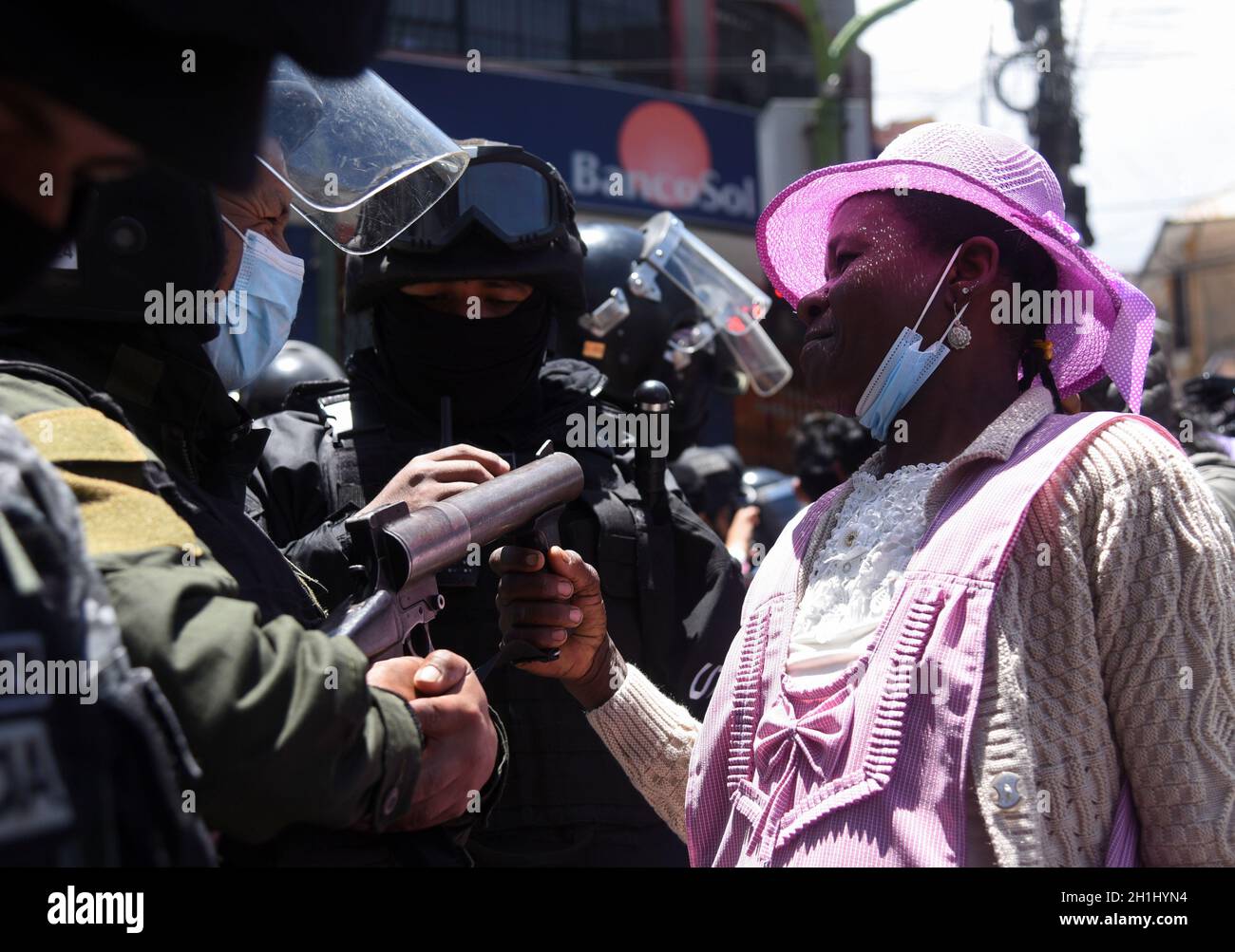 L'agriculteur de Coca Tomasa Medina fait des gestes pour émeute la police lors d'une protestation contre la création d'un nouveau marché de coca et d'un nouveau projet de loi qui donnerait au gouvernement plus de pouvoirs à la Paz, Bolivie, le 18 octobre 2021.REUTERS/Claudia Morales Banque D'Images