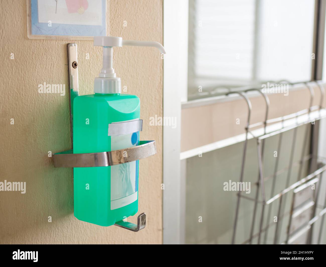 Flacon à pompe pour assainisseur pour les mains à l'hôpital pour l'hygiène pendant l'épidémie du coronavirus. Concept de soins de santé et d'hygiène. Banque D'Images