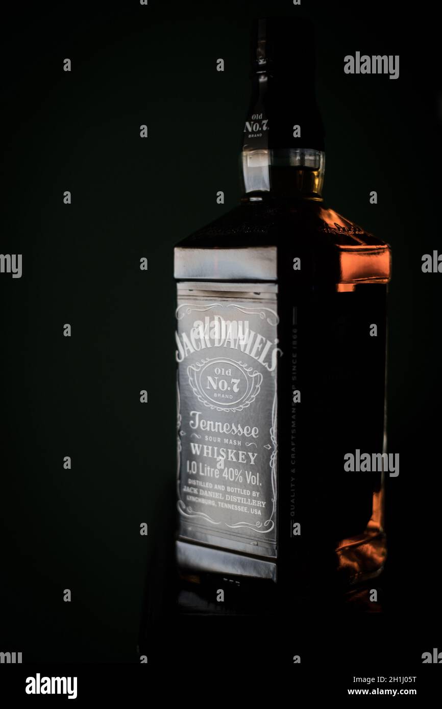 Bucarest, Roumanie - 16 février 2020 : photo éditoriale illustrative d'une bouteille de whisky Jack Daniel à Bucarest, Roumanie. Banque D'Images Bucarest, Roumanie - 16 février 2020 : photo éditoriale illustrative d'une bouteille de whisky Jack Daniel à Bucarest, Roumanie. Banque D'Images