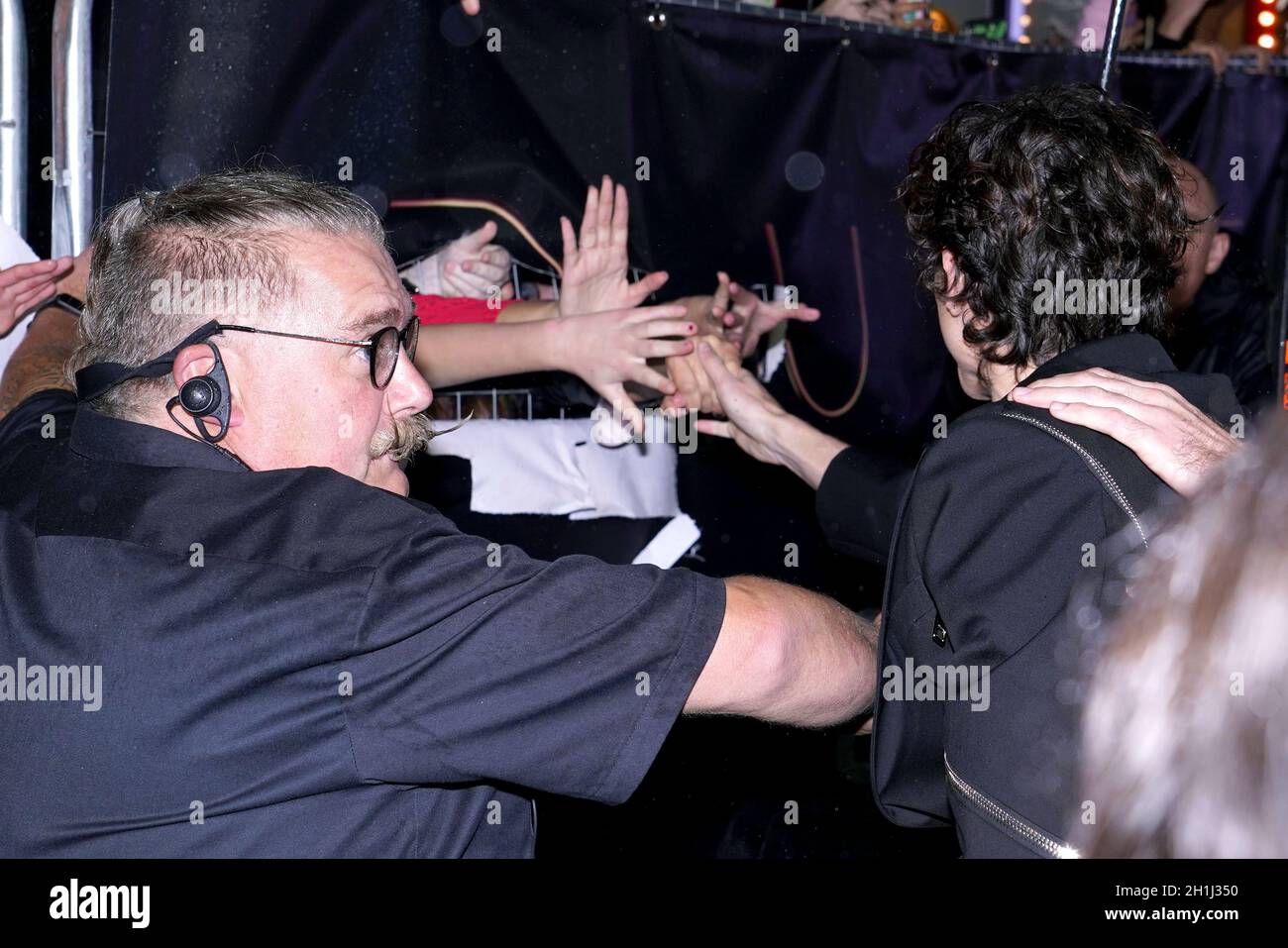 Timothée Chalamet serre la main avec des fans alors qu'il assiste à une projection spéciale de Dune à l'Odeon Leicester Square à Londres.Date de la photo: Lundi 18 octobre 2021. Banque D'Images