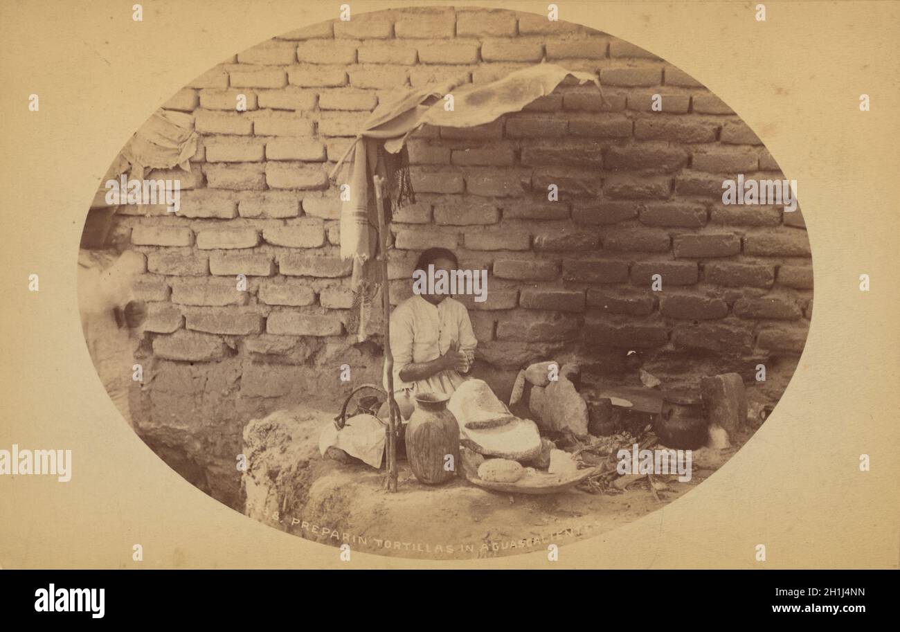Femme mexicaine préparant des tortillas à Aquascalientes, Mexique, photographie noir et blanc vintage ca.1883 - 1891 carte du Cabinet vues du Mexique par William Henry Jackson Banque D'Images