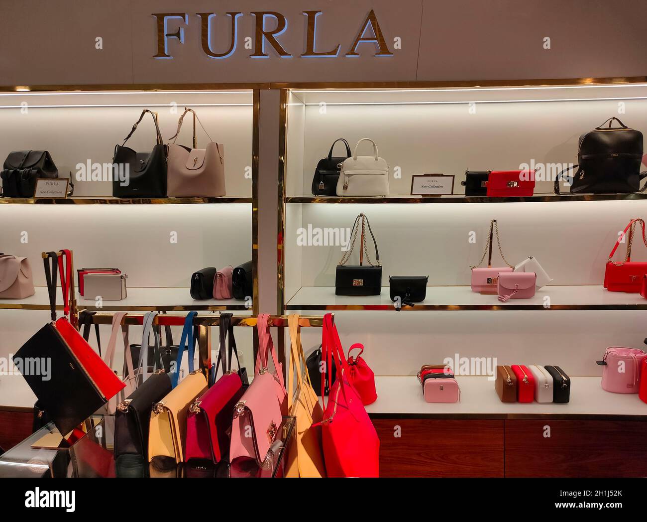 Kiev, Ukraine - 15 septembre 2020 : sacs exposés au magasin Furla à Kiev, Ukraine, le 15 septembre 2020 Banque D'Images