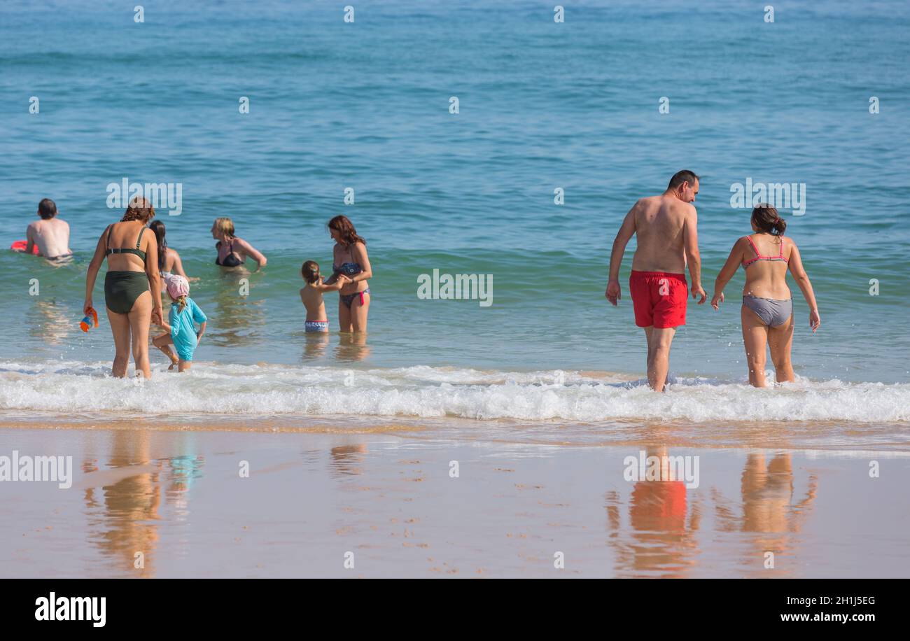 VILA DO BISPO, PORTUGAL - 21 août 2018 : les gens à la célèbre plage de Salema à Vila do Bispo. Cette plage fait partie d'un célèbre région touristique d'Alg Banque D'Images