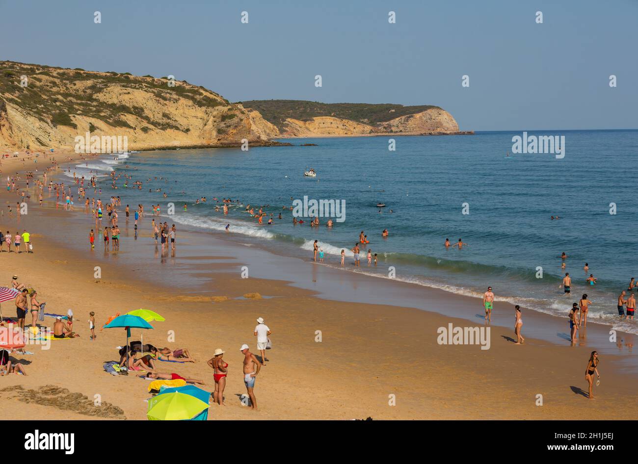 VILA DO BISPO, PORTUGAL - 21 août 2018 : les gens à la célèbre plage de Salema à Vila do Bispo. Cette plage fait partie d'un célèbre région touristique d'Alg Banque D'Images