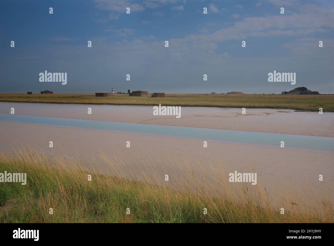 Orford Ness, Orford, Suffolk, Angleterre, Royaume-Uni.Une installation d'essai d'armes atomiques - le QG technique et la station de télémétrie du Centre de recherche sur les armes atomiques.Vue sur la rivière ADLE Banque D'Images