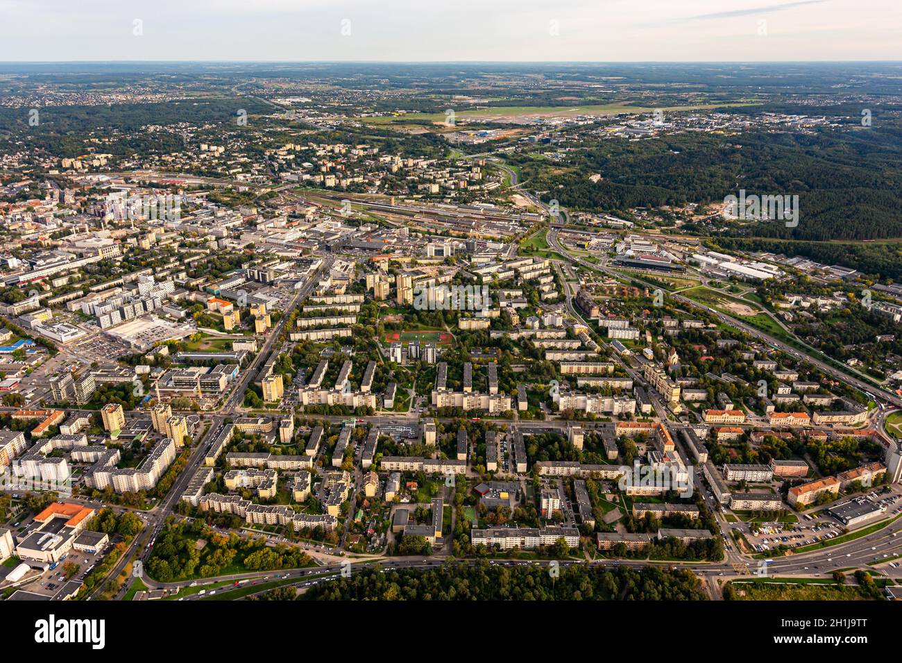 Vue panoramique sur la partie sud-ouest de la capitale lituanienne de Vilnius depuis le ballon à air chaud.Paysage urbain depuis le ciel Banque D'Images