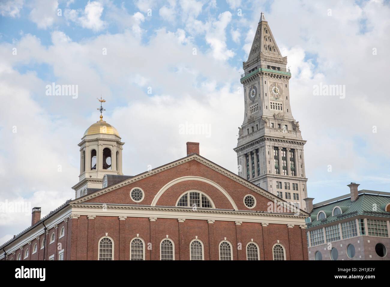 Faneuil Hall et l'ancienne Custom House Tower à Boston Massachusetts, États-Unis Banque D'Images