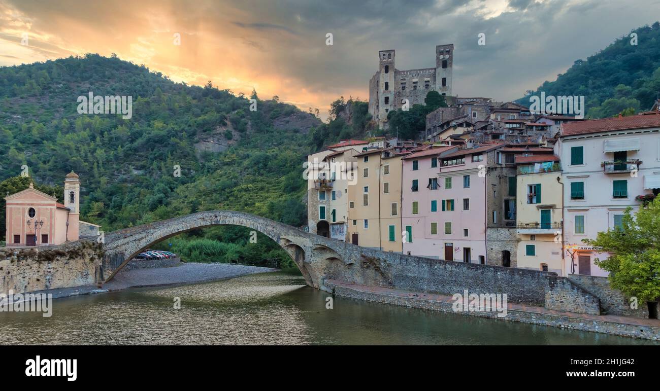 DOLCEACQUA, ITALIE - VERS AOÛT 2020 : panorama de Dolceacqua avec l'ancien pont romain en pierres et le château Banque D'Images