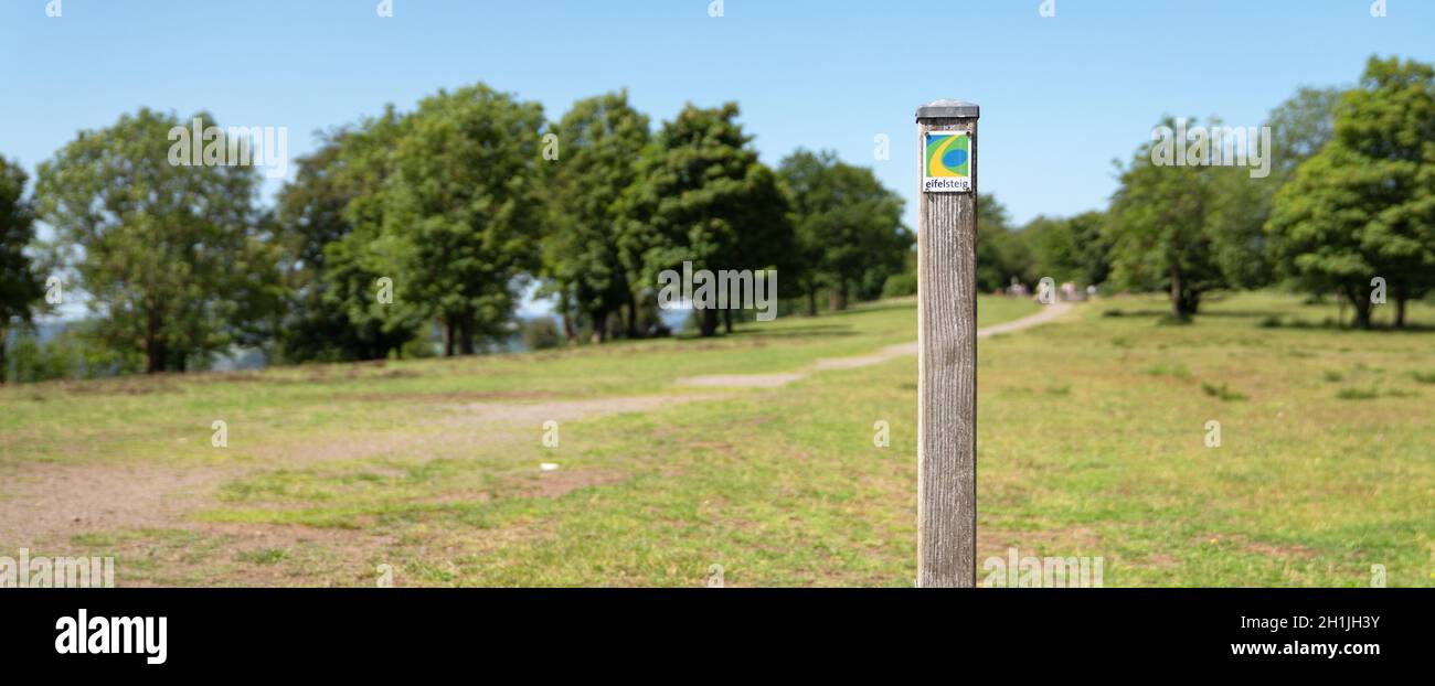 SCHALKENMEHREN, ALLEMAGNE - 23 JUIN 2020: Sentier de randonnée longue distance Eifelsteig avec l'accent sur le typique waymark le 23 juin 2020 en Allemagne Banque D'Images