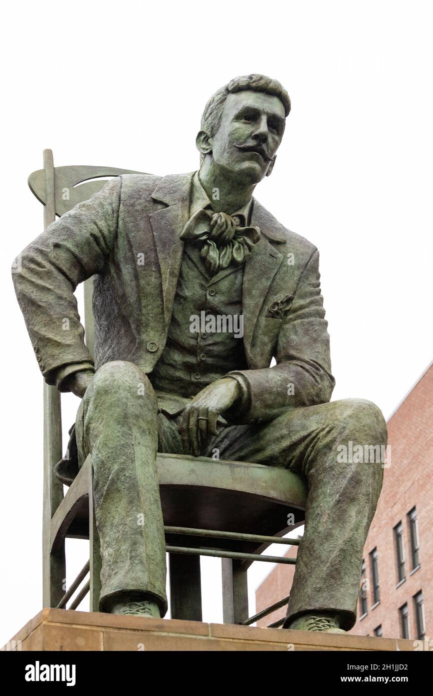 Statue de Charles Rennie Mackintosh par Andy Scott, Elliot Street, Anderston, Glasgow, Écosse,ROYAUME-UNI Banque D'Images