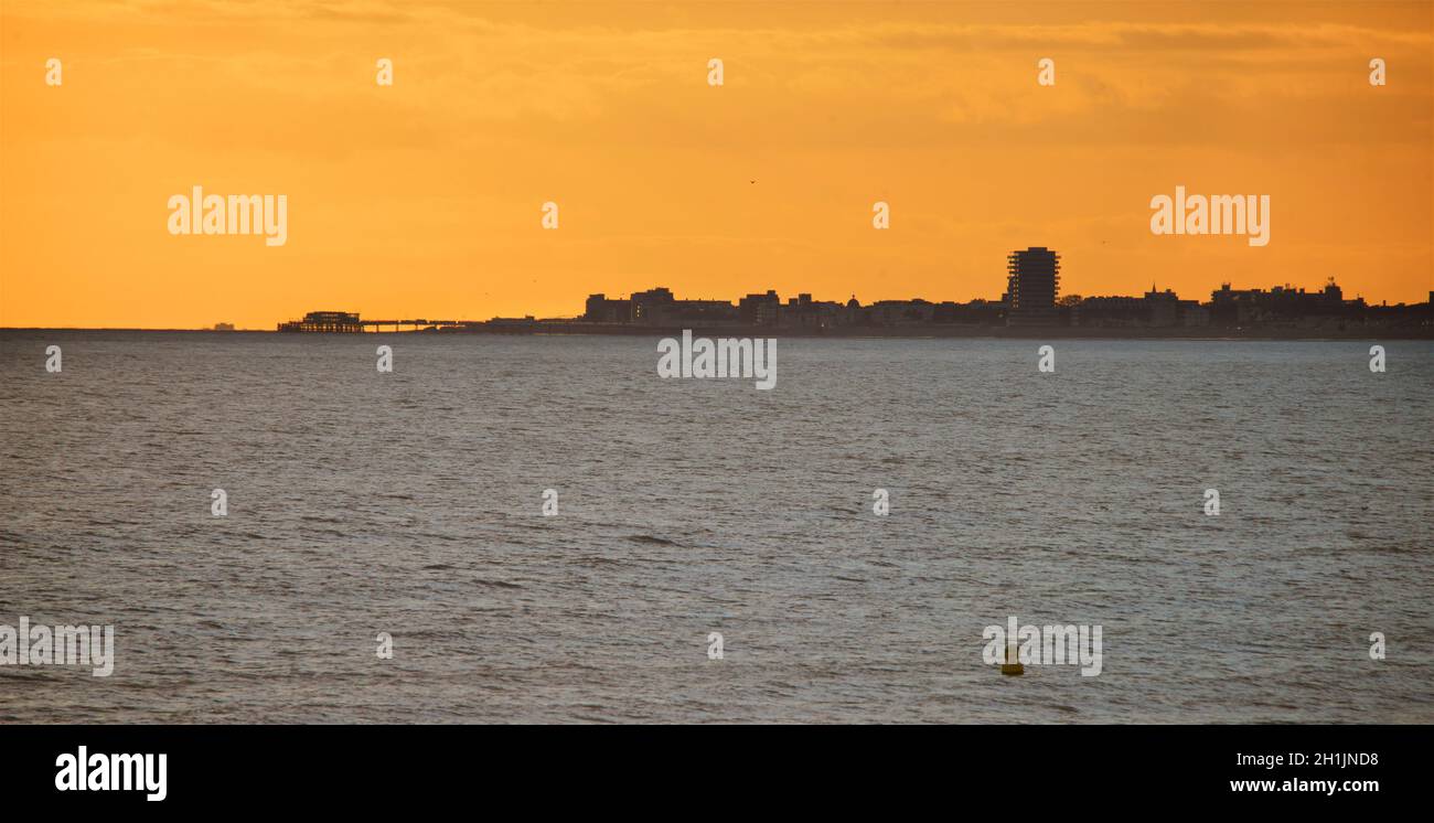 Vue de l'autre côté de la mer à l'ouest de Brighton et Hove en direction de Worthing Sussex, Angleterre, Royaume-Uni Banque D'Images
