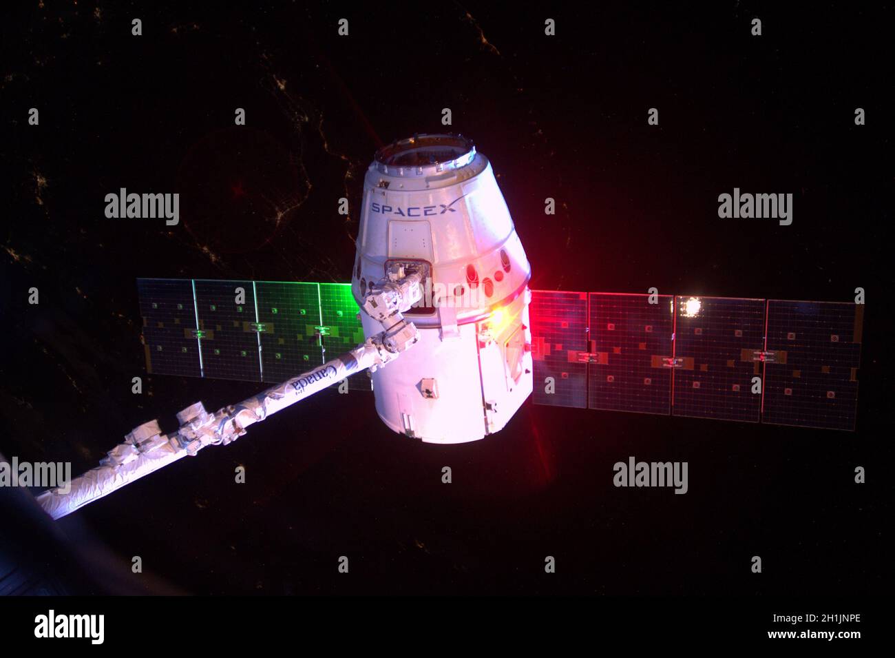 Une vue de la Station spatiale internationale : le module Dragon de Space X quitte la Station spatiale internationale, ramenant des échantillons scientifiques sur terre.Version optimisée et numériquement améliorée d'une image NASA/ESA.Crédit obligatoire: NASA/ESA/T.Pesquet.NB: Restrictions d'utilisation: Ne pas présenter comme endossement. Banque D'Images