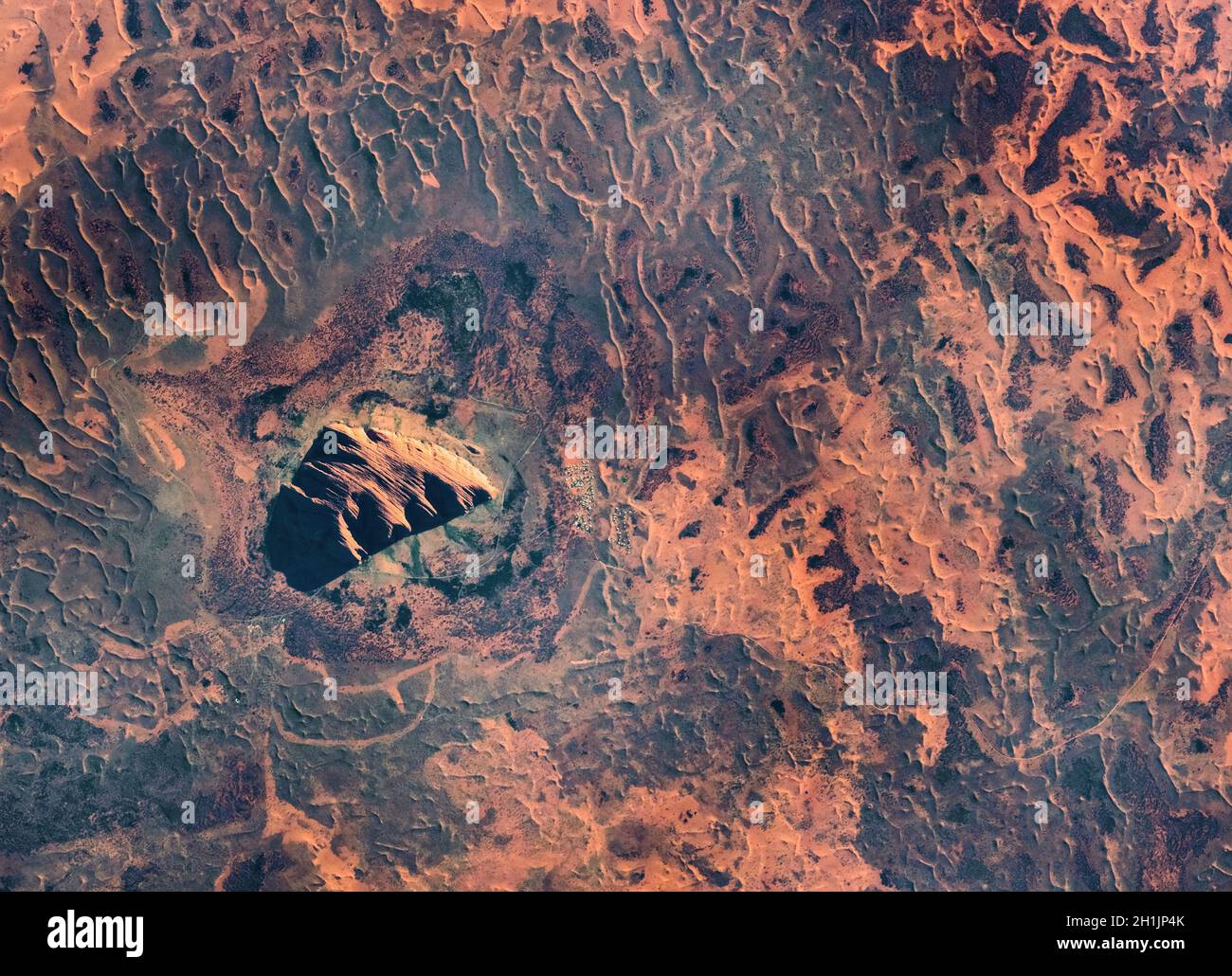 Une vue sur la Terre depuis la Station spatiale internationale : Uluru, anciennement connu sous le nom d'Ayers Rock, Australie le matin.Un site sacré vénéré.Version optimisée et numériquement améliorée d'une image NASA/ESA.Crédit obligatoire: NASA/ESA/T.Pesquet.NB: Restrictions d'utilisation: Ne pas présenter comme endossement. Banque D'Images