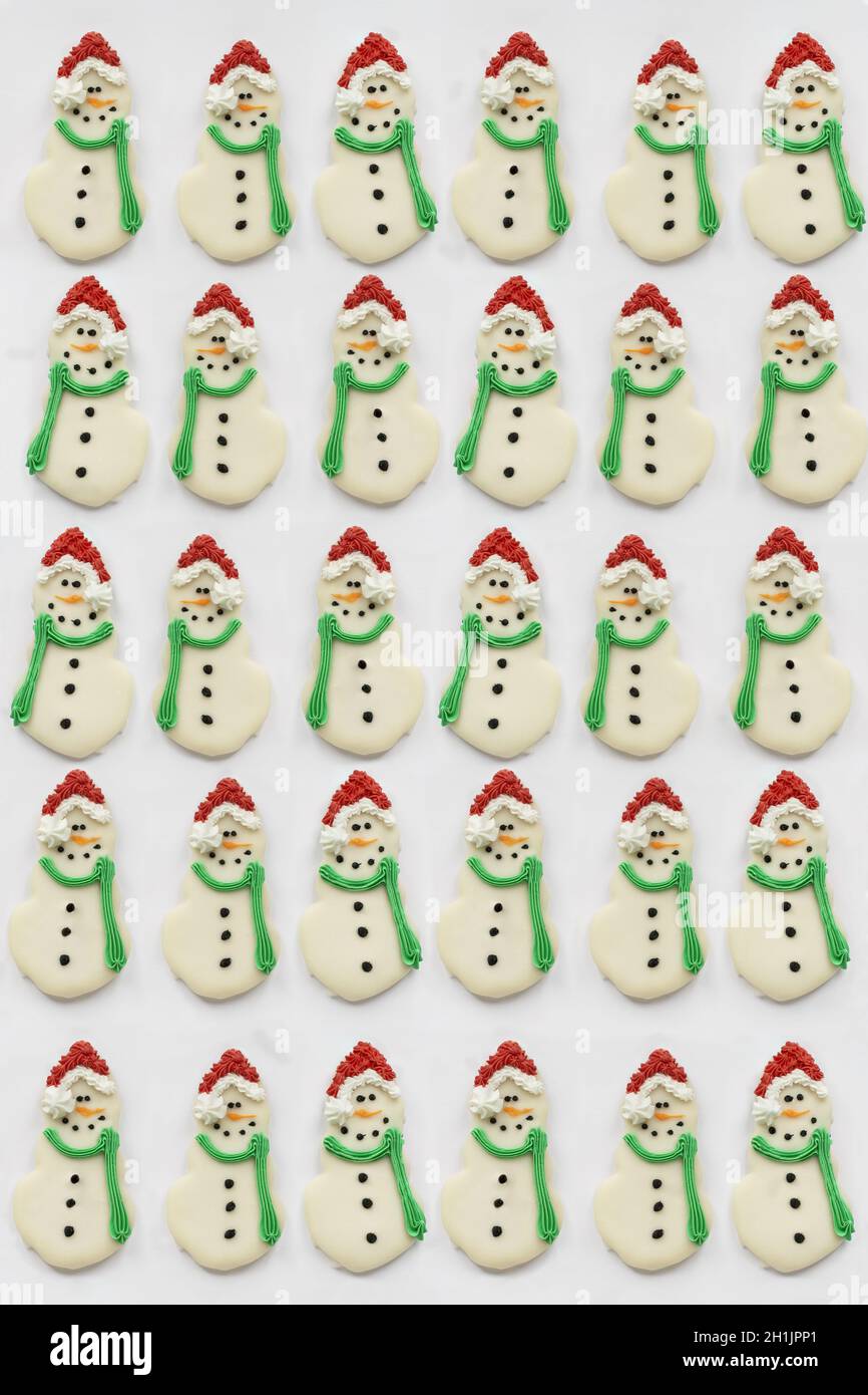 Noël glacé biscuits Snowman ou biscuits avec nez de carotte, chapeau de père Noël et foulard. Les bonhommes de neige ont pris une photo à partir d'une position de pose à plat ou de vue de dessus Banque D'Images