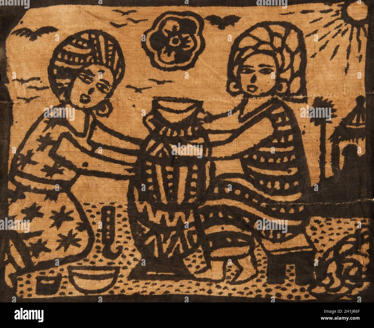 Toile de boue traditionnelle, maintenant appelée Bogolanfini représentant deux potiers femelles au travail.L'utilisation de la boue comme motif de peinture sur le coton est typique de la Bamana (Bamara) du Mali, centrée sur la région de Beledougou au nord-est de Bamako.Les femmes tournent le coton local, puis les hommes serpentent de longues bandes qui sont jointes.La conception d'un Bogolanfini est traditionnellement faite par des femmes, bien que ce tissu ait été fait pour vendre aux touristes et a été fait par un garçon. Banque D'Images
