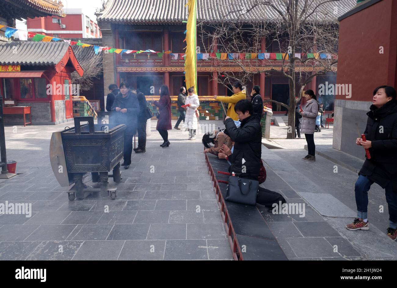 Les adorateurs qui tiennent des bâtonnets d'encens prient au Temple Yonghegong Lama à Beijing, en Chine Banque D'Images