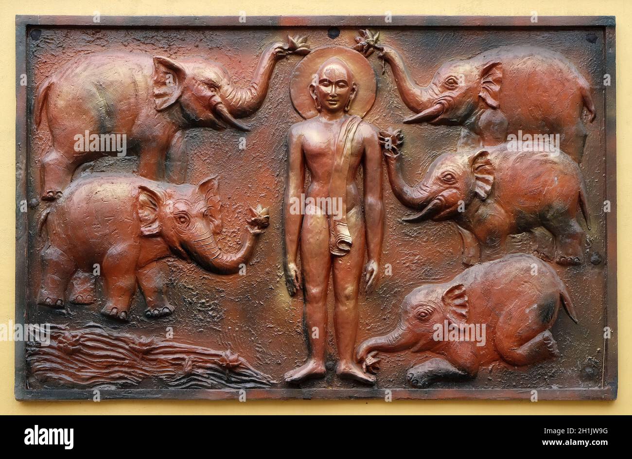 Les éléphants adorant le seigneur avec des fleurs de lotus Kalikund tirth étant forme, le bas de rue relief sur le mur de Jain Temple (également appelé Parshwanath Temple) Banque D'Images