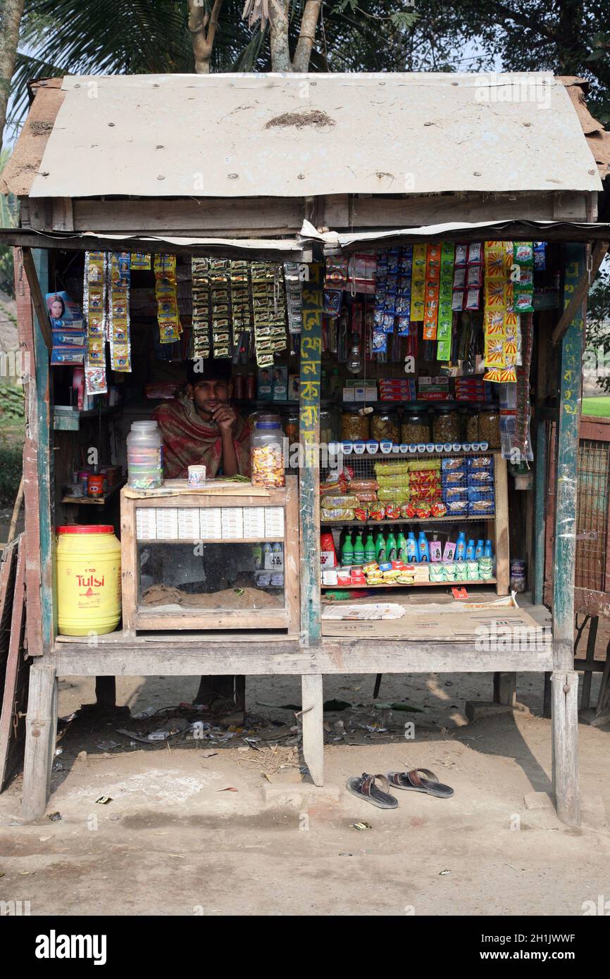 Ancienne épicerie dans un endroit rural à Kumrokhali, Bengale-Occidental, Inde Banque D'Images