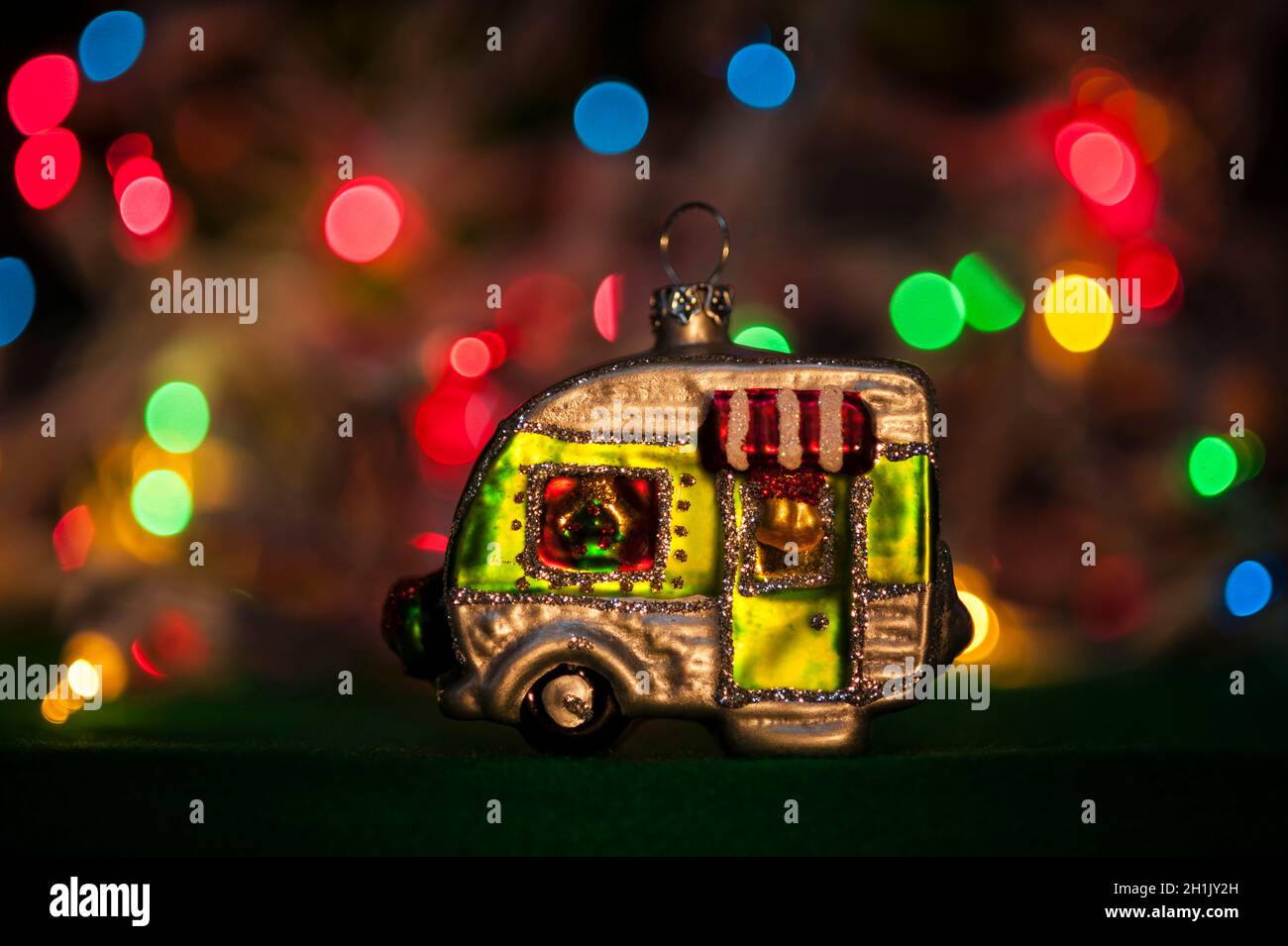 Lumières de Noël multicolores en gros plan avec déco RV Banque D'Images
