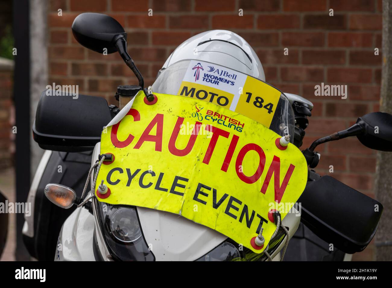 Moto de l'événement prête à faire fonctionner les blocs de route pour la course cycliste AJ Bell pour femmes dans Essex.Événement cycliste britannique.Attention Banque D'Images