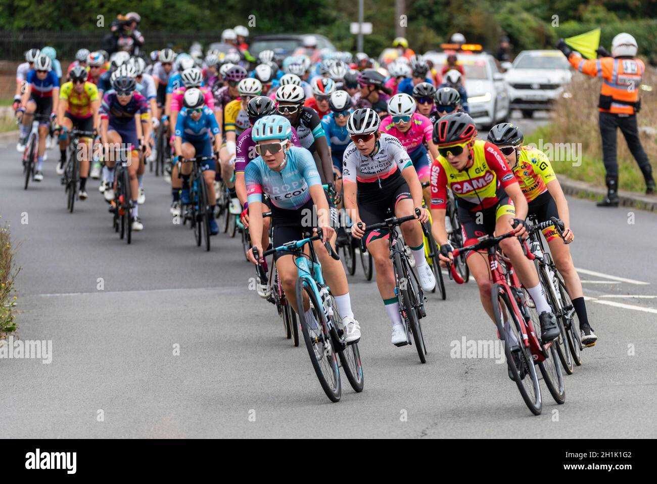 Le groupe péloton de cyclistes féminins se trouve autour de l'autoroute à péage de Rettendon lors de la course cycliste AJ Bell pour femmes, phase 4, Essex, Royaume-Uni.Dépose le col Banque D'Images Le groupe péloton de cyclistes féminins se trouve autour de l'autoroute à péage de Rettendon lors de la course cycliste AJ Bell pour femmes, phase 4, Essex, Royaume-Uni.Dépose le col Banque D'Images