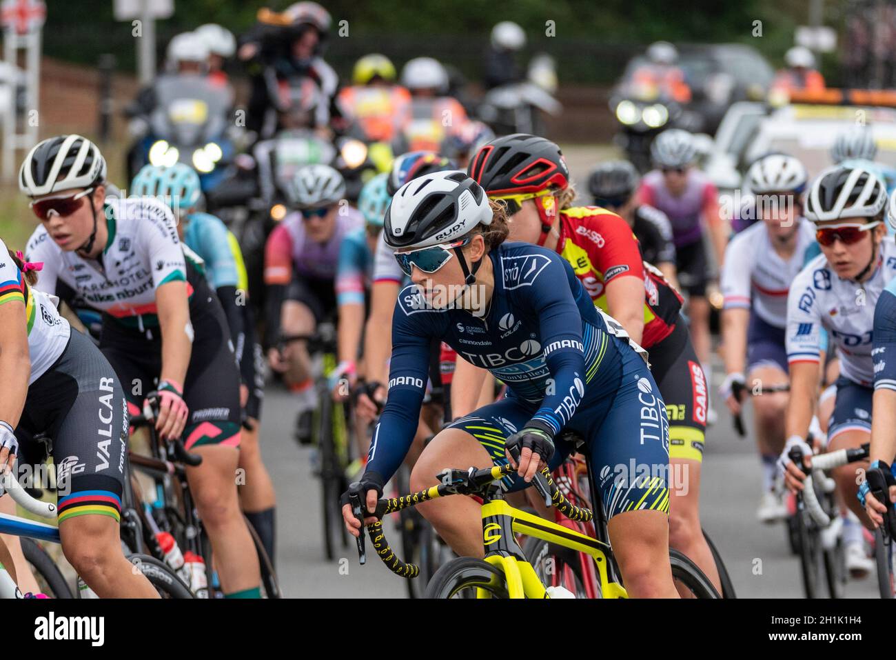 Le groupe de cyclistes féminins peloton se trouve à l'étape quatre de la course de vélo du circuit féminin AJ Bell.Veronica Ewers de TIBCO Banque D'Images