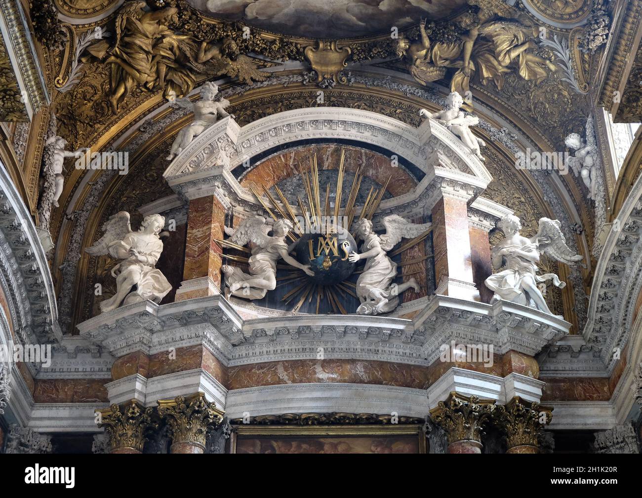 Anges tenant un globe avec des rayons dorés, et initiales IMAS pour les noms Jésus et Maria, maître-autel dans l'église Gesu e Maria à Rome, Italie Banque D'Images