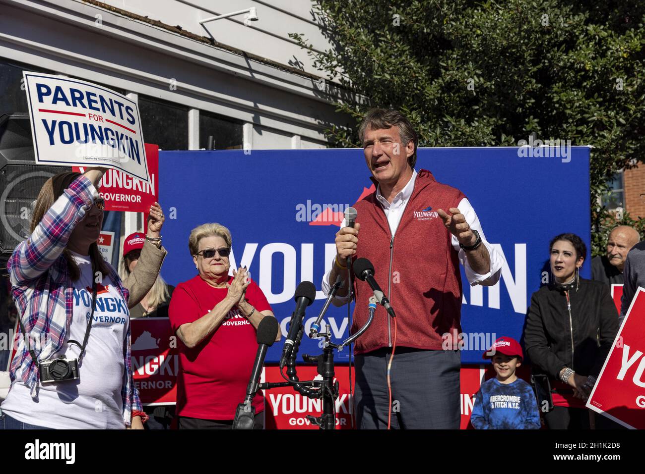 Manassas, États-Unis.18 octobre 2021.Le candidat républicain au poste de gouverneur de Virginie, Glenn Youngkin, s'adresse à ses partisans lors d'un rassemblement aux élections anticipées à Manassas, en Virginie, le lundi 18 octobre 2021.Youngkin se présente contre le démocrate Terry McAuliffe, lors de l'élection générale du gouverneur de la Virginie le 2 novembre 2021, le gouverneur en exercice Ralph Northam n'est pas en mesure de se faire réélire en raison des limites de mandat.Photo par Tasos Katopodis/UPI crédit: UPI/Alay Live News Banque D'Images