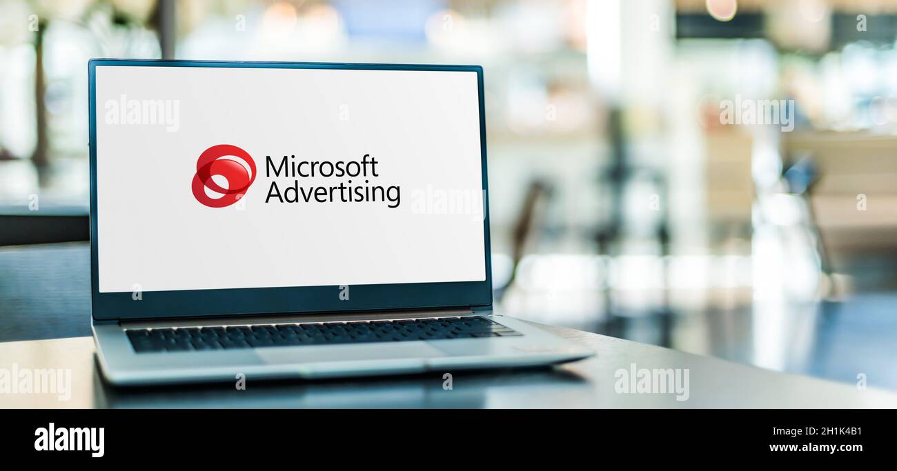 POZNAN, POL - SEP 23, 2020: Ordinateur portable affichant le logo de Microsoft Advertising, un service qui fournit la publicité de paiement par clic sur les deux Bi Banque D'Images