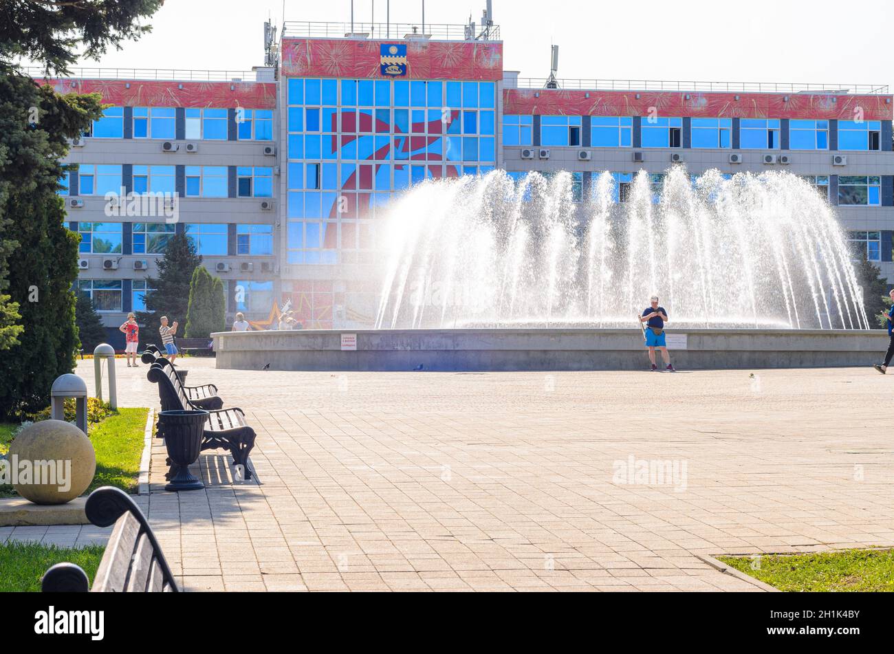 Anapa, Russie - 17 septembre 2020 : la construction de l'administration de la ville balnéaire d'Anapa et la fontaine sur la place en face de la construction Banque D'Images